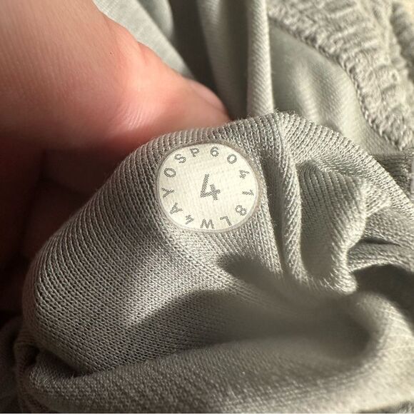 Lululemon On Repeat Jacket Heathered Core Light Grey Size 4 Athletic Outdoor Gym - Picture 8 of 16